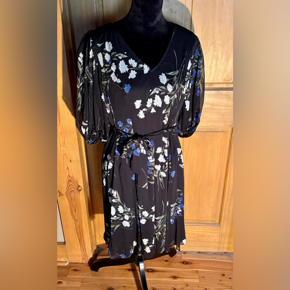 Black Floral V-Neck Tie-Waist Dress - Picture 2 of 11